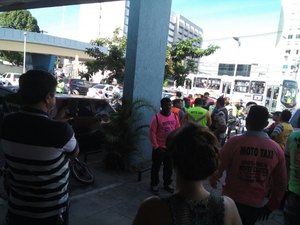 Mototaxistas protestam na porta do Code contra assassinato de colega de trabalho
