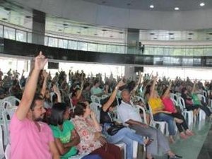 Servidores da rede municipal de educação paralisam as atividades nesta terça-feira