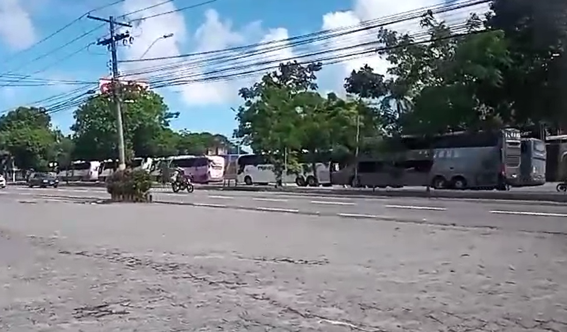 [Vídeo] Comboio de ônibus com torcedores do Fortaleza invade Maceió