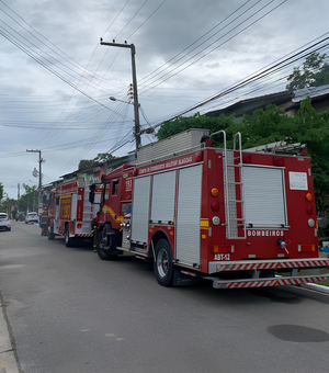 Corpo de Bombeiros combate incêndio em residência e socorre idoso em Arapiraca