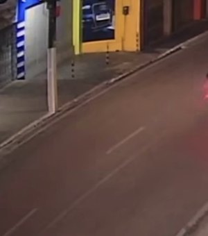 Câmeras registram momento em que homem é executado no meio da rua em Arapiraca