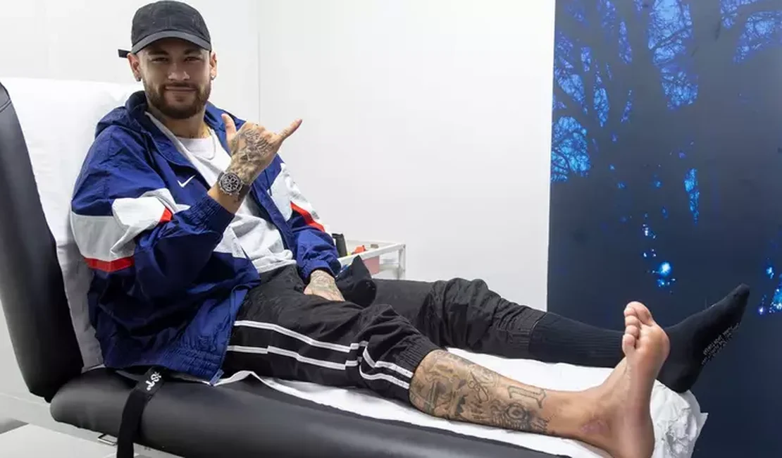 De volta ao CT do PSG, Neymar retira bota ortopédica e seguirá tratamento no clube