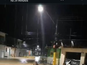 [Vídeo] Grupo de adolescentes toma banho na enchente de São Luís do Quitunde