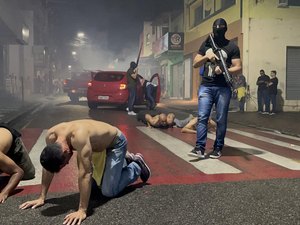 Polícia Militar realiza simulação de assalto com reféns no Centro de Maceió