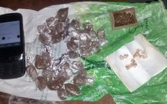 Foram encontrados 44 bombinhas de maconha e 15 pedras de crack