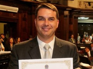 Pela segunda vez, ex-assessor de Flávio Bolsonaro falta a depoimento