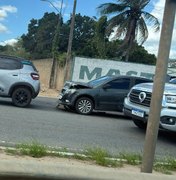 Colisão entre dois carros deixa trânsito lento na AL-220, em Arapiraca