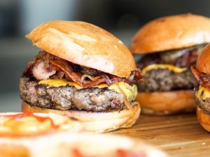 Restaurante nos EUA vai usar um robô para montar hambúrgueres