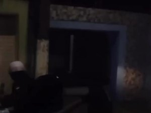 Motoboys derrubam portão da casa de protetora de animais acusada de ameaça em Arapiraca