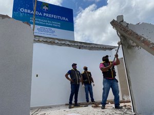 Convívio Social derruba construção irregular que estava à venda na internet
