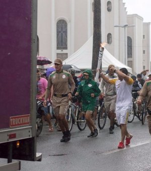 Populares invadem as ruas para ver o Símbolo Olímpico