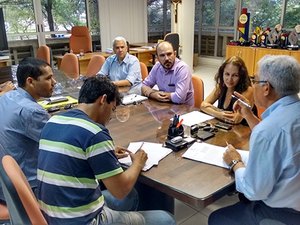 Reitor assina contratos para reformas em prédios da Ufal