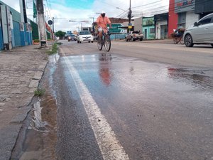 [Vídeo] Cano estourado provoca vazamento de água potável na Avenida Lamenha Filho