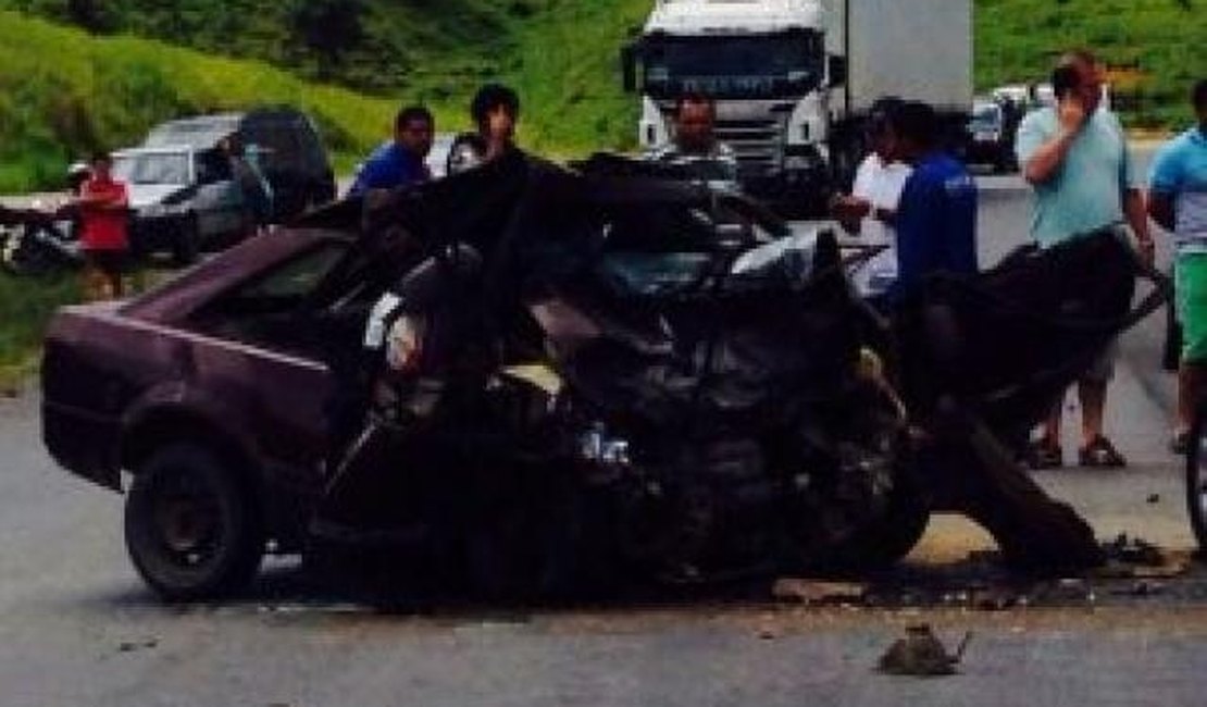 Um homem morreu e dois ficaram feridos em um acidente na BR-101