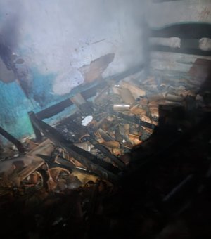 Incêndio de grandes proporções atinge imóvel em São José da Laje