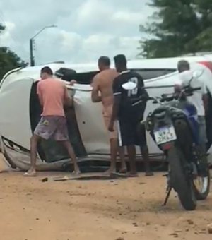 [Vídeo] Carro capota na zona rural de Arapiraca após motorista perder o controle da direção em curva