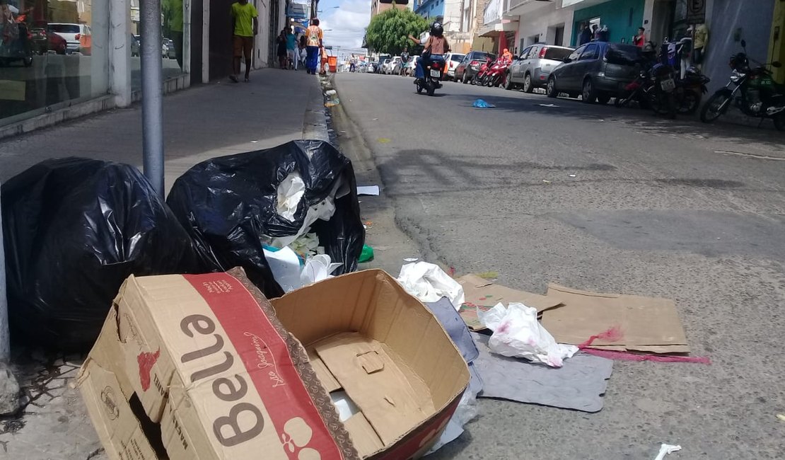 Prefeitura atrasa repasse e garis não coletam; cidade está tomada pelo lixo
