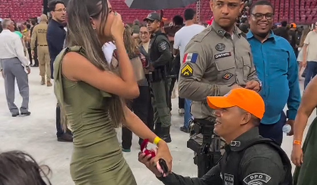 Ex-vocalista da Banda Fascínio pede namorada em casamento em formatura da PMPE