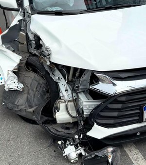 [Vídeo] ﻿Idoso passa mal ao volante, bate carro contra semáforo e é socorrido na Ponta Verde