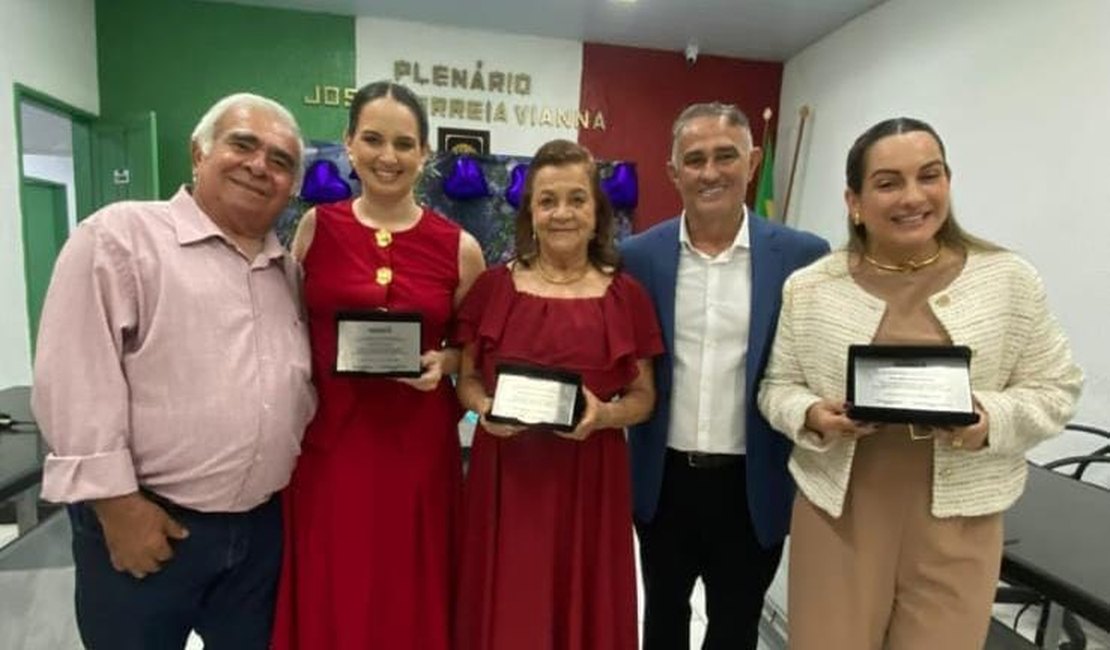 Em um dia bastante especial, vereador homenageia mulheres palmarinas com placa Dadara
