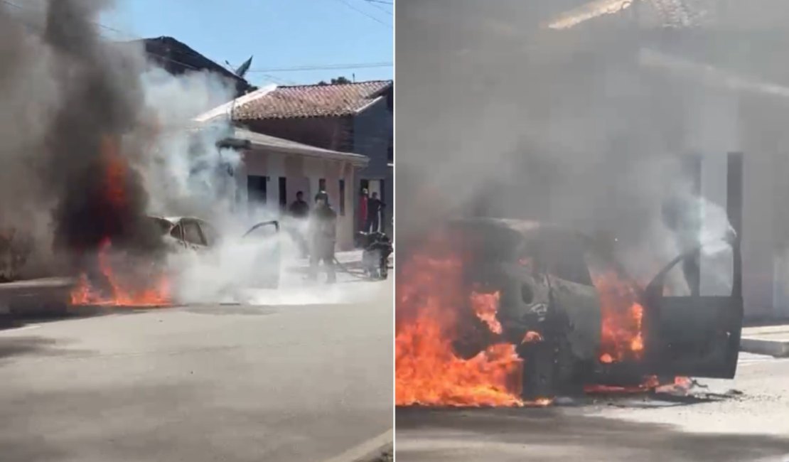 Carro é tomado pelas chamas após pegar fogo em Arapiraca