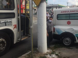 Ônibus colide com ambulância de Novo Lino no bairro do Poço, em Maceió