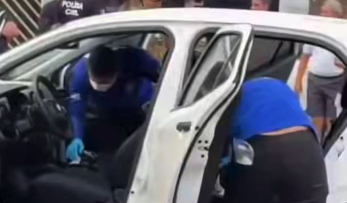 [Vídeo] Polícia Científica realiza perícia em carro onde policiais foram mortos em Delmiro