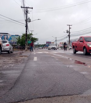 Terça-feira amanhece com chuva e trânsito segue lento nas principais vias de acesso, em Arapiraca