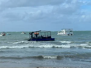 Fortes chuvas provocam naufrágio de três embarcações na Ponta Verde