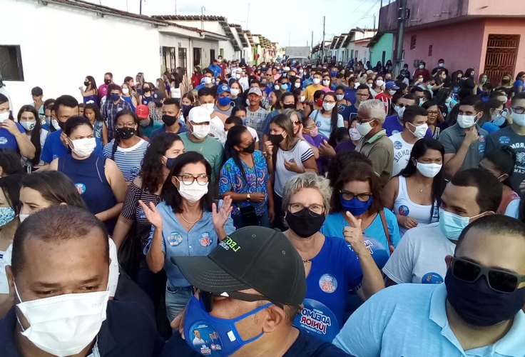 Moradores do Jarbas Maya saem às ruas para prestigiar caminhada de Adelmo Júnior