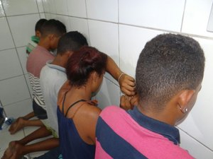 Assaltantes roubam carro na Ponta Verde, fazem arrastões e são detidos no Francês