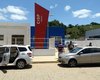 Homens tentam invadir casa com foice e danificam portão da residência de vítimas em Paulo Jacinto
