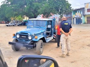 Motorista é flagrado dirigindo caminhonete sentado em cadeira de bar