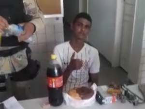 [Vídeo] Jovem é preso por  furto e ganha bolo de aniversário na delegacia