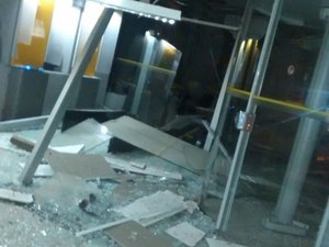 Criminosos explodem caixas eletrônicos do BB