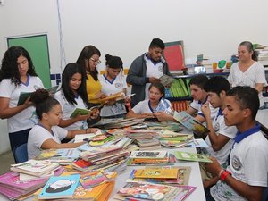 Universitários arapiraquenses abraçam campanha e doam mais de 300 obras para escolas 