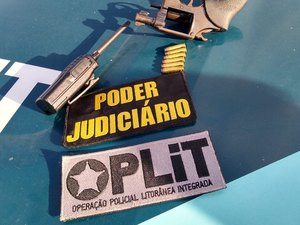 Homem tenta escapar de blitz e acaba preso por porte ilegal de arma