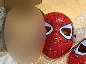 Cabeça decapitada é achada em máscara de homem-aranha enviada pelo correio