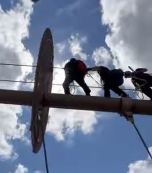 [Vídeo] Homem é preso após saltar pelado de ponte em Nova York
