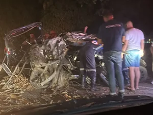 Colisão em árvore deixa uma pessoa morta e outra ferida na BR-316, no Pilar