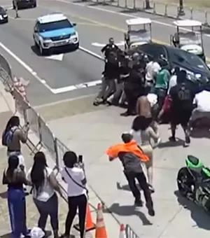 Vídeo mostra multidão levantando carro para salvar motociclista esmagado após atropelamento