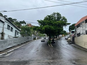 Ladeira José Cardoso é reaberta após conclusão de medidas preventivas