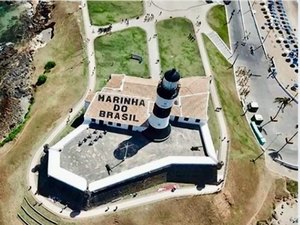 Iphan notifica Marinha após pintura irregular em telhado no Farol da Barra