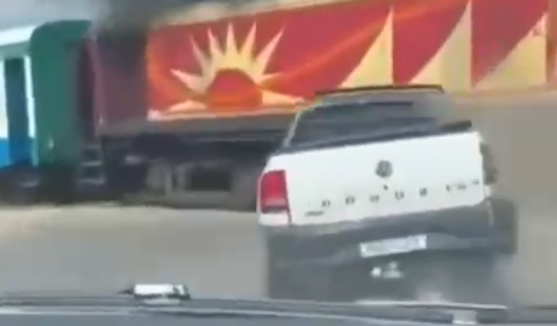 Imagens mostram momento que trem colide com carro em Satuba