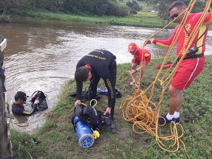 Bombeiros retomam buscas por caminhoneiro desaparecido em rio