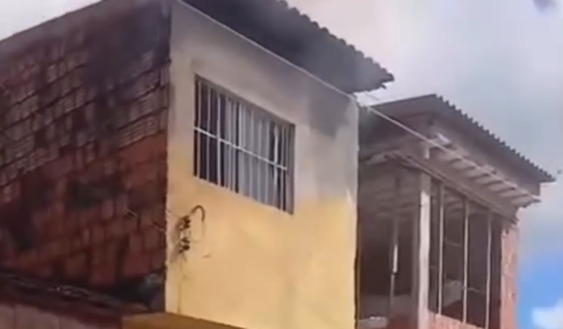 Incêndio atinge residência e vizinhos resgatam duas crianças em Rio Largo