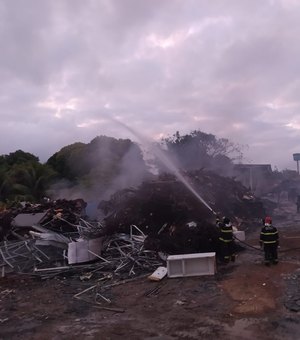 Incêndio de grandes proporções atinge centro de reciclagem do antigo lixão de Maceió