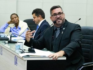 Leonardo Dias aprova lei que garante acesso de pais às bibliotecas escolares