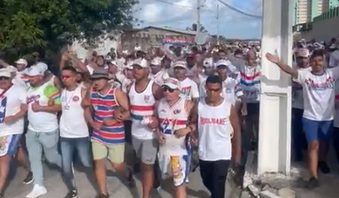 Milhares de torcedores do Fortaleza são escoltados pela PM até ao Estádio Rei Pelé