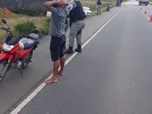 Motociclista inabilitado e sem capacete tenta fugir da polícia mas é preso em Taquarana